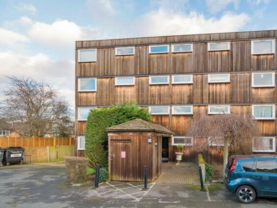 2 Bedroom Flat For Sale In South Woodford, London