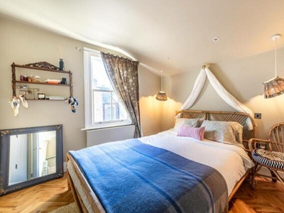 3 Bedroom Maisonette For Rent In North Kensington, London