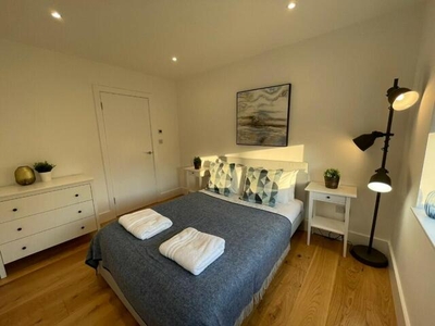 4 Bedroom Detached House For Rent In Weybridge, Surrey