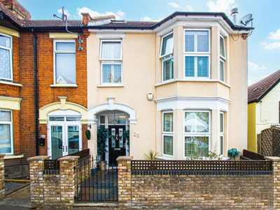 4 Bedroom End Of Terrace House For Sale In Westcliff-on-sea