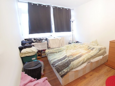 Room to rent in 4-bedroom flatshare in Whitechapel, London
