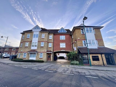 1 Bedroom Flat For Sale In Rayleigh, Essex