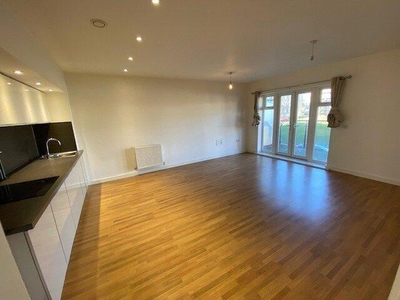 2 Bedroom Apartment For Rent In West Drayton, Middlesex