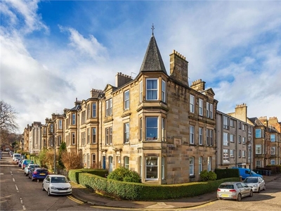 3 bed first floor flat for sale in Morningside