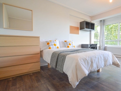 Bright room for rent, 4-bedroom apartment, Kilburn, London