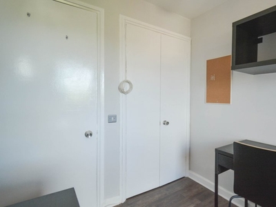 Cosy room for rent, 4-bedroom apartment, Kilburn, London