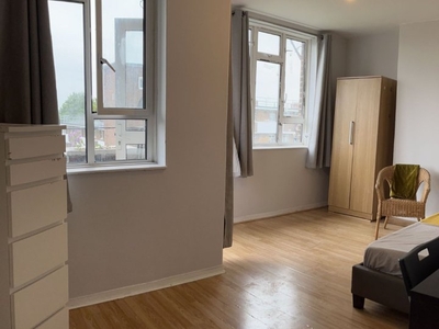 Cosy room in 3-bedroom flat in Lambeth, London