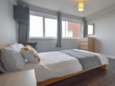 En-suite room for rent, 4-bedroom apartment, Kilburn, London