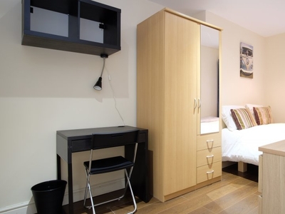 Ensuite room for rent in 4-bed house in Streatham, London