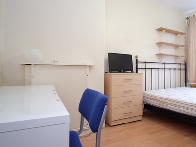 Equipped room in shared flat in Whitechapel, London