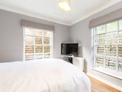 Flat in Broomhill Road, Wandsworth, SW18