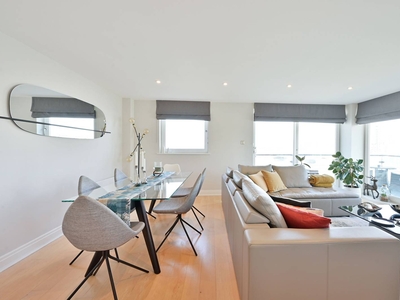 Flat in Smugglers Way, Wandsworth Town, SW18
