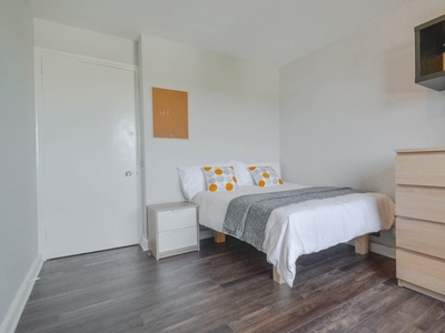 Modern room for rent, 4-bedroom apartment, Kilburn, London