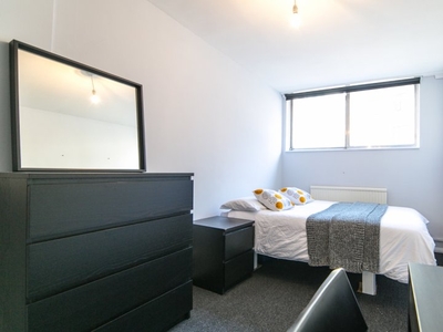 Quaint room to rent in 5-bedroom flat in West Kilburn