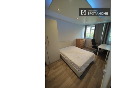 Room for rent in 4-bedroom flat in Southwark, London