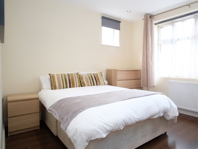 Room for rent in 4 bedroom house in Streatham, London