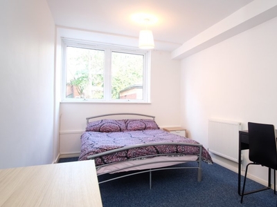 Room in 3-Bedroom Apartment in City of Westminster