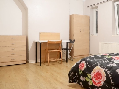 Room to rent in 5-bedroom flat in Bethnal Green, London