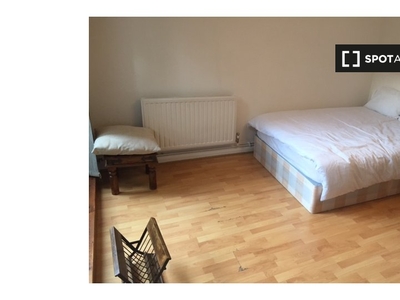 Spacious room in 3-bedroom flatshare in Camden, London