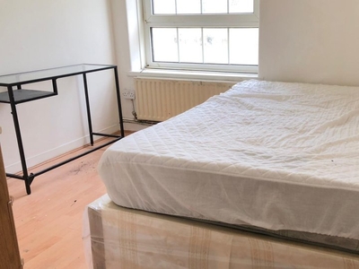 Spacious room in shared apartment, Whitechapel, London