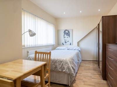 Tidy studio apartment to rent in Cricklewood, London