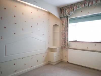 Bright room for rent, 4-bedroom flat, Redbridge, London