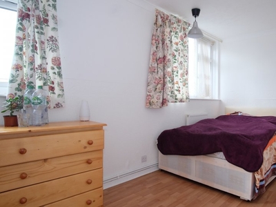 Bright room in 3-bedroom flatshare in Hackney, London