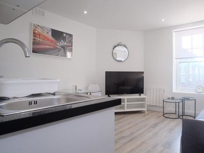Modern 2-bedroom flat to rent in Battersea Park, London