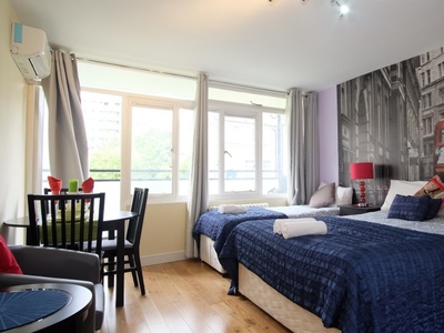 Studio flat to rent in Pimlico, London