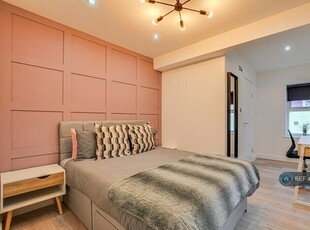 13 Bedroom Semi-Detached House To Rent