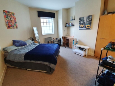 3 bedroom maisonette for rent in Queen Street, Portsmouth, PO1