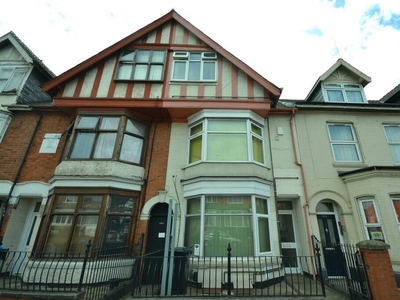 3 bedroom terraced house for sale in East Park Road, Leicester, LE5