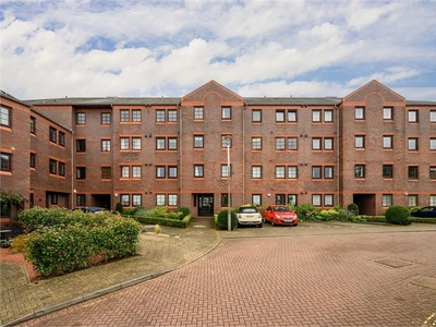 4 bed ground floor flat for sale in Orchard Brae