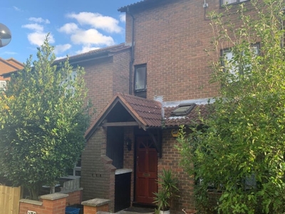 4 Bed House To Rent in Starling Walk, Hampton, TW12 - 504