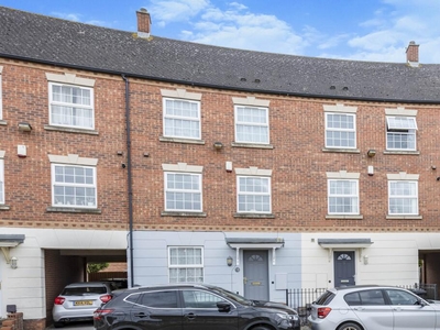 4 bedroom town house for sale in Hamilton Circle, Hamilton, Leicester, LE5