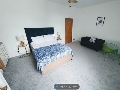 Room to rent in Bryn Y Mor Crescent, Swansea SA1