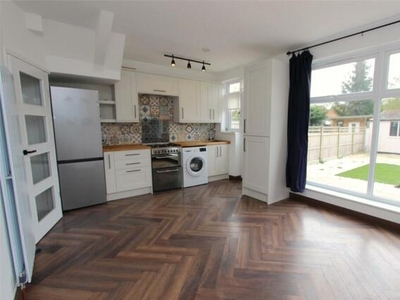 1 Bedroom Apartment For Rent In Leigh-on-sea, Essex