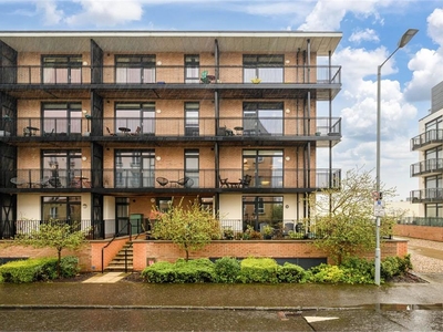 2 bed first floor flat for sale in Bellevue