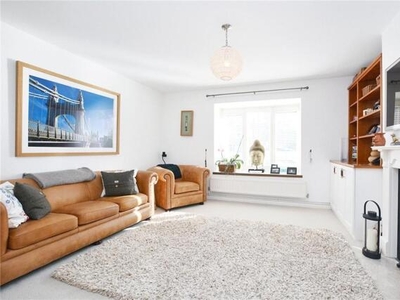2 Bedroom Apartment For Rent In Station Road, London
