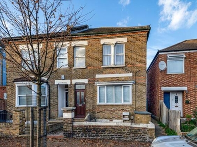2 Bedroom Apartment For Sale In South Woodford, London