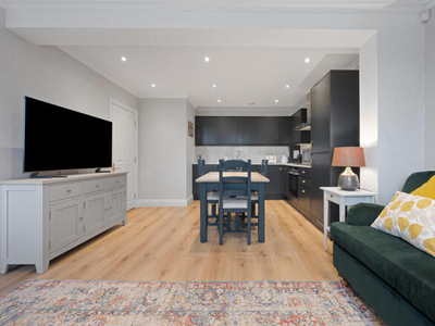 2 Bedroom Flat For Rent In East Molesey, Surrey