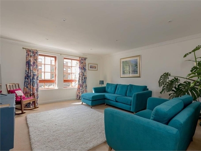 3 bed second floor flat for sale in Orchard Brae