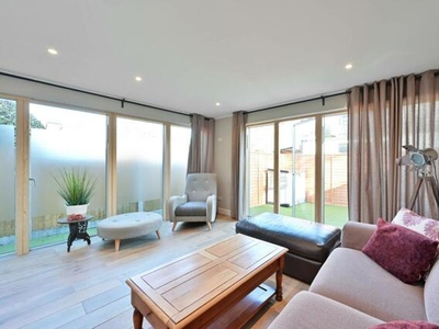 3 Bedroom Flat For Rent In South Wimbledon, London