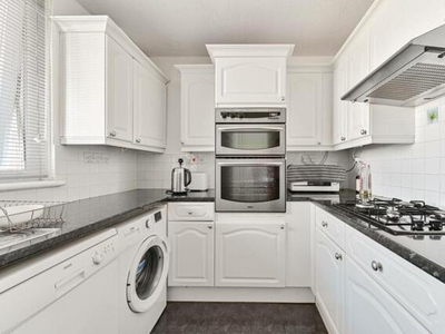 3 Bedroom Flat For Sale In Brixton Hill, London