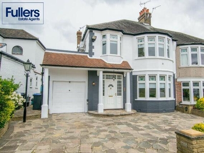 3 Bedroom Semi-detached House For Rent In London