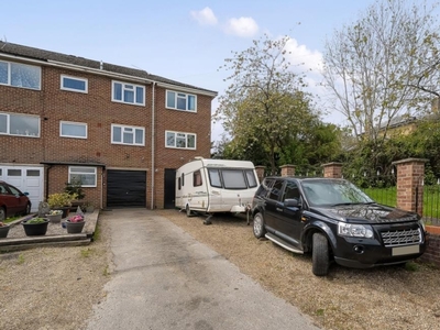 4 Bed House For Sale in Purley on Thames, Berkshire, RG8 - 5403192