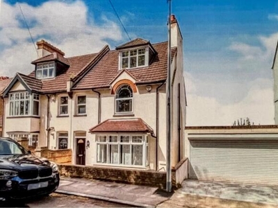 4 Bedroom Semi-detached House For Rent In Rochester, Kent