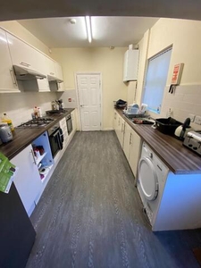 7 Bedroom Semi-detached House For Rent In Leeds, West Yorkshire