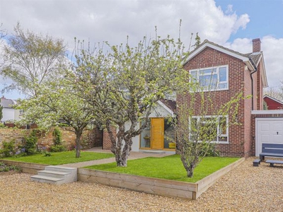 Detached house to rent in High Road, Broxbourne, Hertfordshire EN10