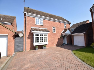 Detached house to rent in Wiveton Close, Luton, Bedfordshire LU2